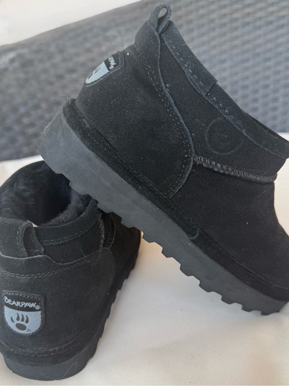 BearPaw women’s US size 6 Black Suede & beige Sherpa warm lining Shorty boots